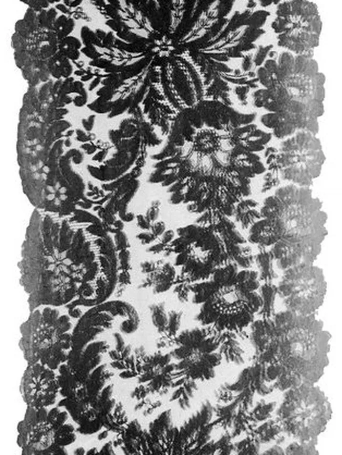 Black floral lace scarf with a scalloped edge