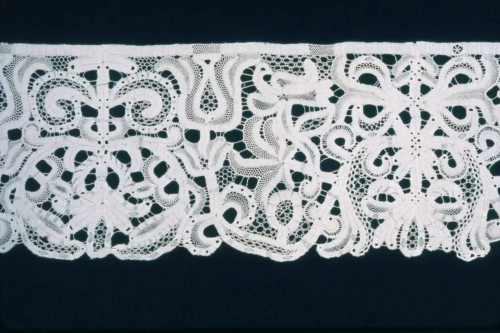 White baroque lace trim with ribbon-like scrolls